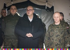 Tomasz Szeweluk, Sekretarz Województwa Podlaskiego stoi w towarzystwie wojskowych