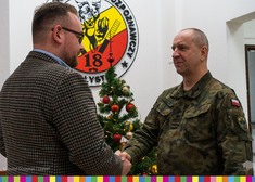 Wicemarszałek Sebastian Łukaszewicz składa życzenia oficerowi