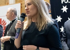 Małgorzata Półtorak, zastępca dyrektora Departamentu Polityki Informacyjnej przemawia przez mikrofon