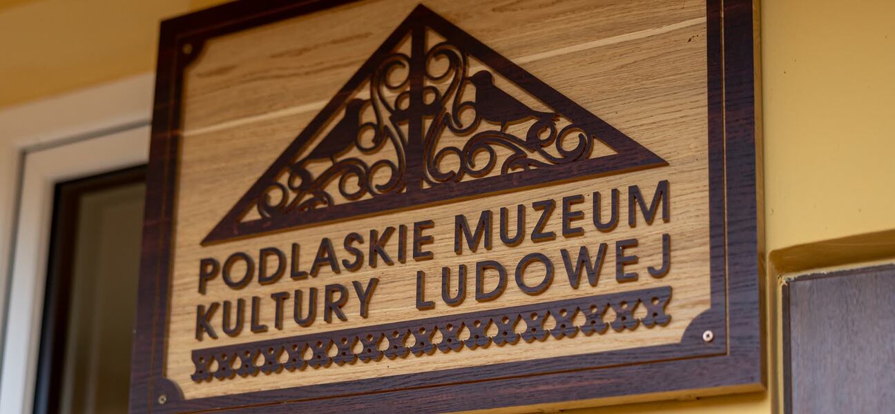 na ścianie logo Podlaskiego Muzeum Kultury Ludowej.