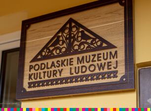 na ścianie logo Podlaskiego Muzeum Kultury Ludowej.