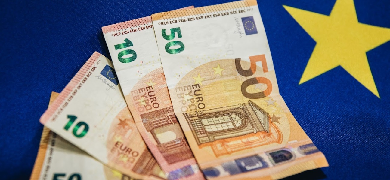 Banknoty Euro na niebieskim tle