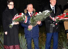 wicemarszałek Marek Olbryś składa kwiaty wraz z innymi kwiaty