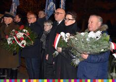 wicemarszałek Marek Olbryś wraz z innymi osobami składa kwiaty