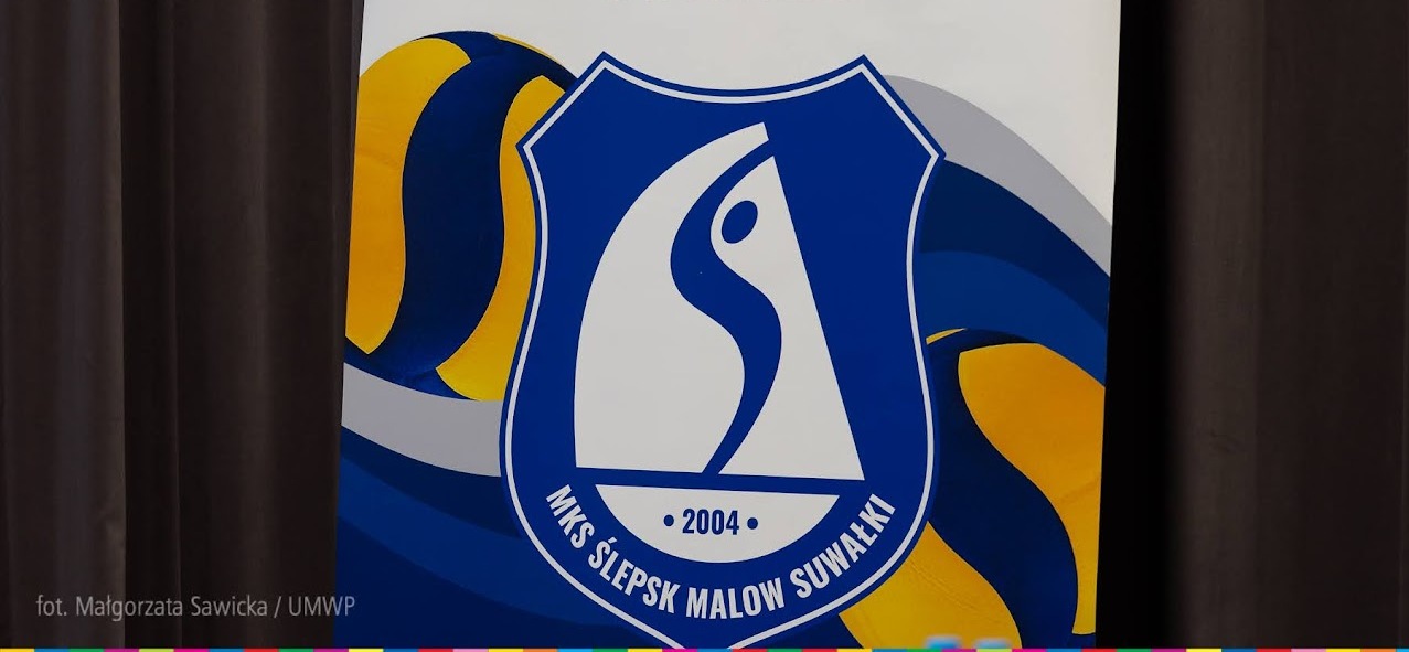 Logo klubu Ślepsk Malow Suwałki na reklamowym roll-upie.