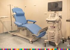 Widoczny sprzęt medyczny. Niebieskie krzesło przy komputerze