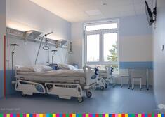 Łóżka szpitalne leżące w pomieszczeniu