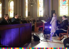 Śpiewająca w kościele kobieta