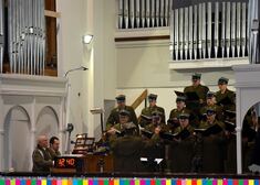 Chór wojskowy podczas koncertu w kościele. 