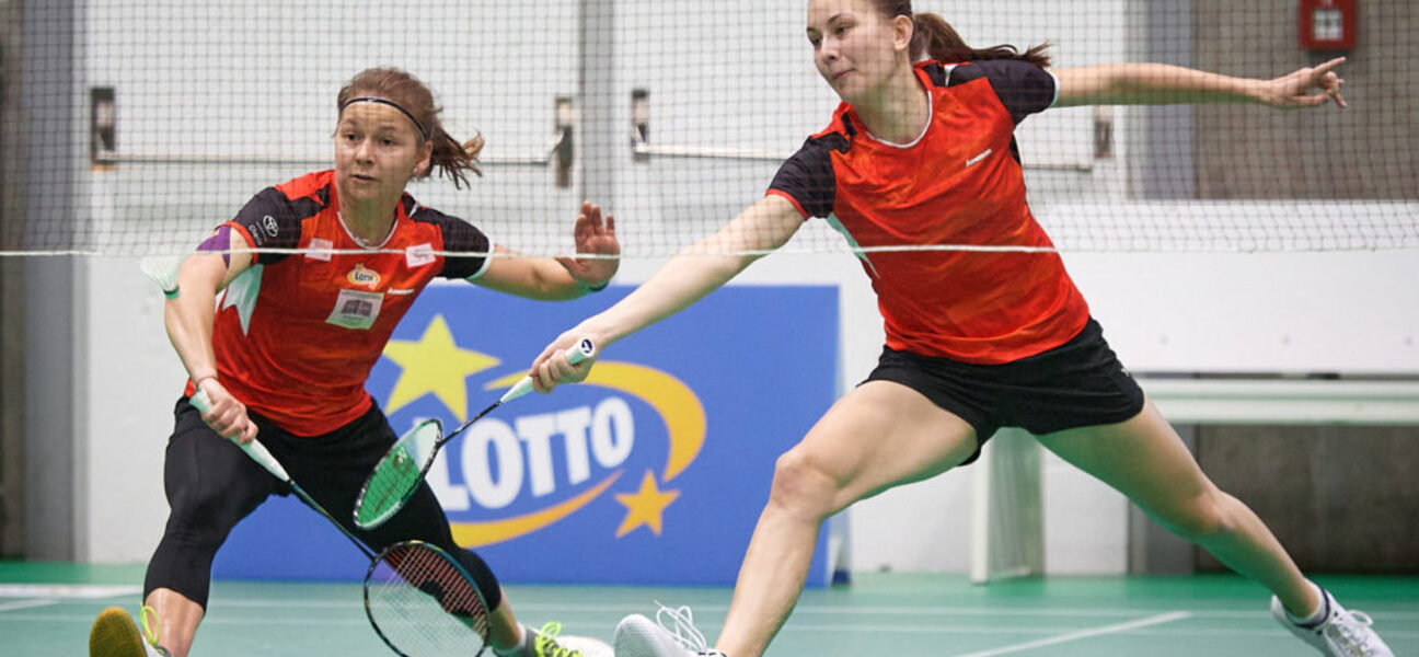 Dwie grające w badmintona kobiety