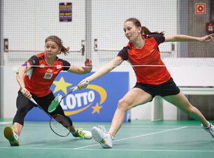 Dwie grające w badmintona kobiety