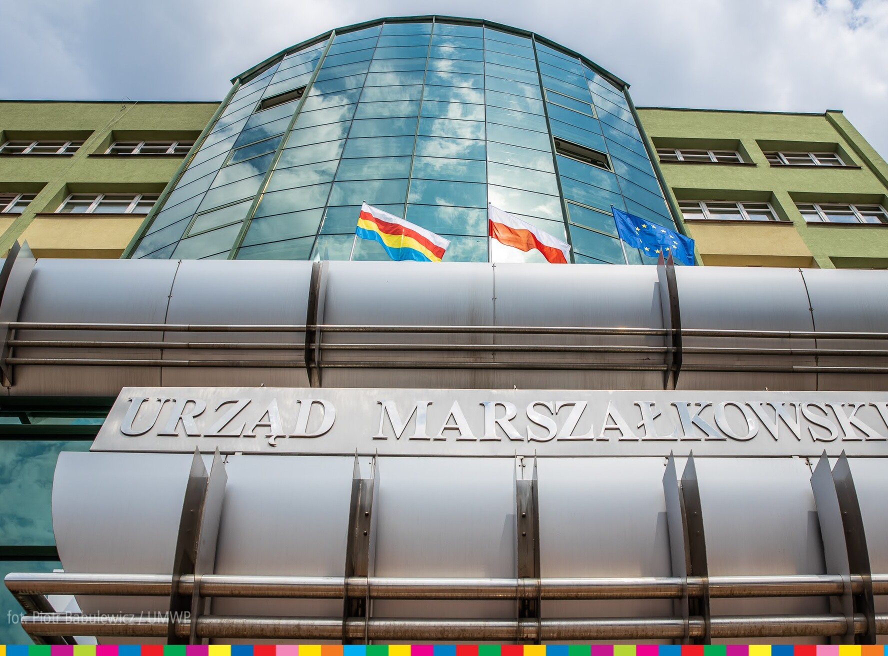 Fasada urzędu marszałkowskiego. Widoczne powiewające flagi