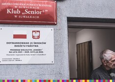 tablice na budynku informujące o siedzibie Klubu Seniora+ w Suwałkach