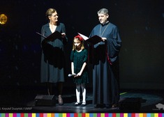 Dwie osoby i dziecko na scenie