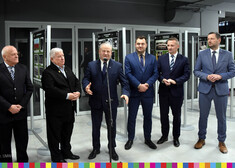 wicemarszałek Marek Olbryś wraz z innymi mężczyznami na otwarciu wystawy