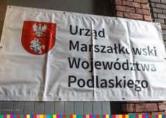 Baner z herbem województwa i napisem Urząd Marszałkowski Województwa Podlaskiego.