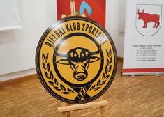 na sztaludze stoi logo klubu
