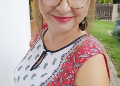 Uśmiechnięta kobieta w okularach
