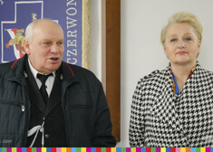 Stoją obok siebie komendant OSP w Czerwonce Leszek Bielawski oraz Wiesława Burnos, członek zarządu