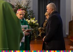 Wierni przekazują dary ołtarza na ręce biskupa