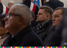 Robert Jabłoński, dyrektor Gabinetu Marszałka siedzi z wiernymi
