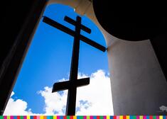 Krzyż prawosławny na tle nieba