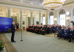 Prezydent RP przemawia do ludzi siedzących na widowni