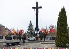 wielki krzyż na którym znajduje się symboliczny łańcuch,  pod pomnikiem Sybiraków stoją żołnierze
