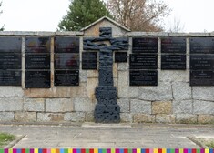 pomnik ku czci Sybiraków, tablice pamiątkowe na murze