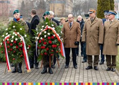 marszałek Artur Kosicki oraz inne osoby obchodzące rocznicę składają kwiaty