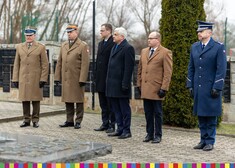 marszałek Artur Kosicki, wojewoda Bohdan Paszkowski oraz inne osoby stojące pod pomnikiem