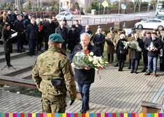 wicemarszałek Marek Olbryś składa wieniec kwiatów pod  pomnikiem 