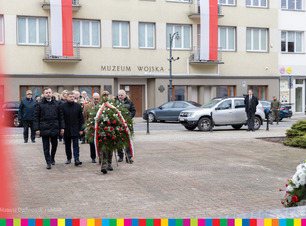 Reprezentanci samorządu województwa w trakcie składania kwiatów.