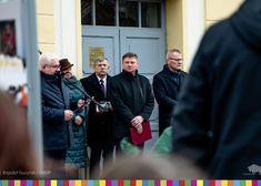 członek zarządu Marek Malinowski oraz inne osoby uczestniczące w otwarciu wystawy