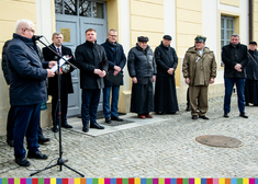 członek zarządu Marek Malinowski oraz inne osoby podczas otwarcia wystawy plenerowej