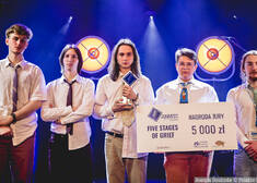 zespół Five Stages of Grief pozuje do wspólnego zdjęcia trzymając czek i statuetkę konkursu Niebieski Mikrofon