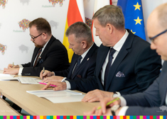 Podpisanie umów przez wójta gminy Turośl i burmistrza Zambrów w tle wicemarszałek