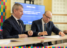 Marszałek Artur Kosicki wraz z burmistrzem Łap siedzą za stołem
