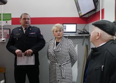 Wiesława Burnos, członek zarządu stoi wśród strażaków