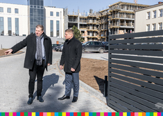 Dyrektor białostockiego CEN Ryszard Chodyniecki i Marek Malinowski, członek zarządu stoją przy bramie wjazdowej na parking