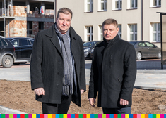 Dwoje osób: Ryszard Chodyniecki, dyrektor białostockiego CEN oraz Marek Malinowski, członek zarządu stoją na tle budynku i samochodów