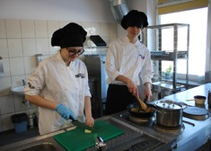 Uczniowie podczas gotowania