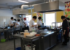 Grupa uczniów podczas gotowania