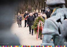Wicemarszałek Marek Olbryś i radny miejski Henryk Dębowski stoją w kolejce do złożenia wieńca przed pomnikiem
