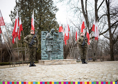 Warta żołnierzy przy pomniku Danuty Siedzikówny 