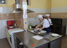 Uczestnicy pracujący w kuchni