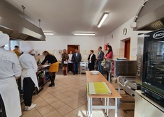 Jury i uczestnicy w kuchni