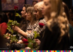Kilka kobiet z różami w dłoni