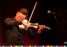 Mężczyzna grający na skrzypcach