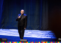 Marcin Daniec, artysta kabaretowy występuję na scenie